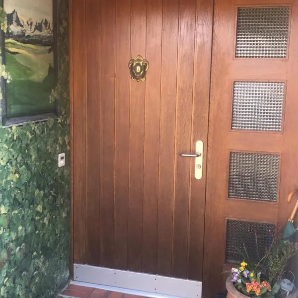 Gemütliches Zimmer mit eigenem Bad，Worb的飯店