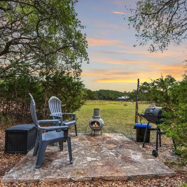 Cabins at Flite Acres- Coyote Cabin, hótel í Wimberley