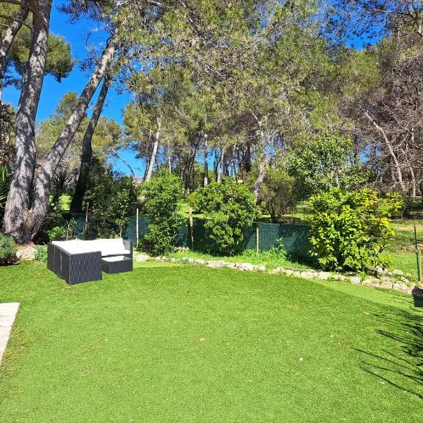 Maisonnette au milieu des pins, hotel a Mougins