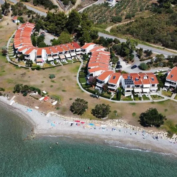 Viesnīca Serene housecomplex,110m2 house by marvellous sea pilsētā Molakaliva
