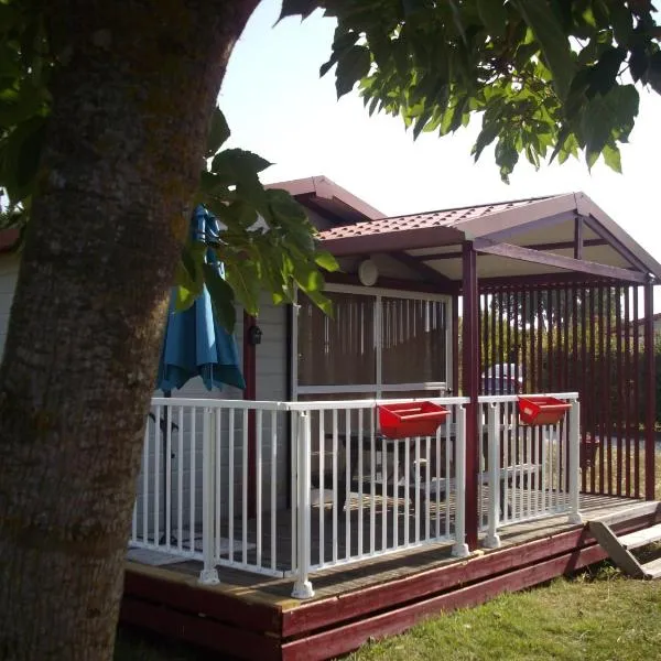 Belles vacances aux chalets Casteljaloux, Hotel in Casteljaloux