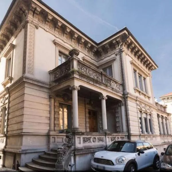(5 bedrooms) 3 Seasons Villa on Como Lake, hotel v destinaci Como