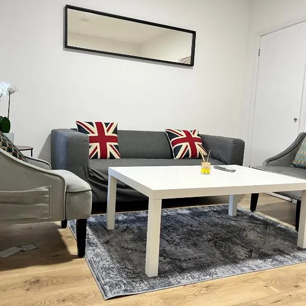 Stunning 3 BED 2BATH house w/parking, hotel in Reading