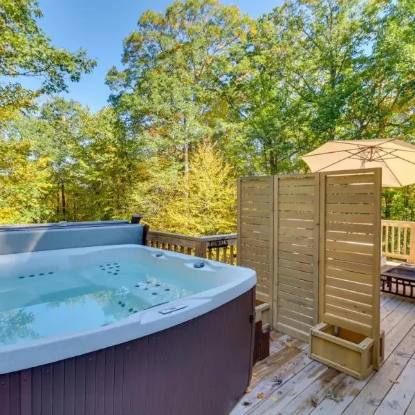Pocono Getaway A frame Cabin w/ Hot Tub Sauna, hotel v destinaci East Stroudsburg