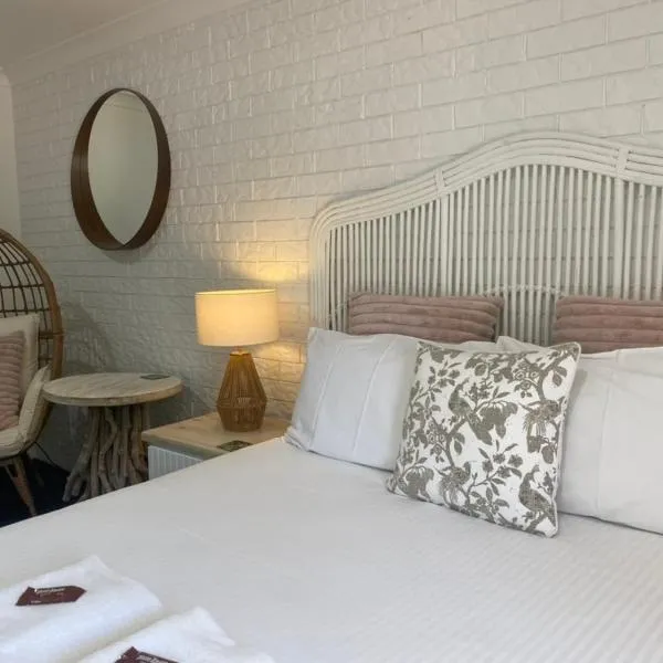 Beachmere Palms Motel، فندق في Beachmere