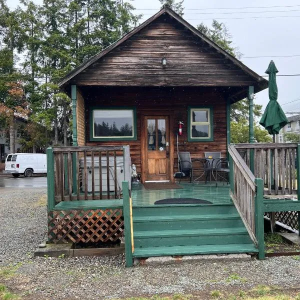 Bridge Tender Shack with hot tub on deck, hotel v destinaci La Conner