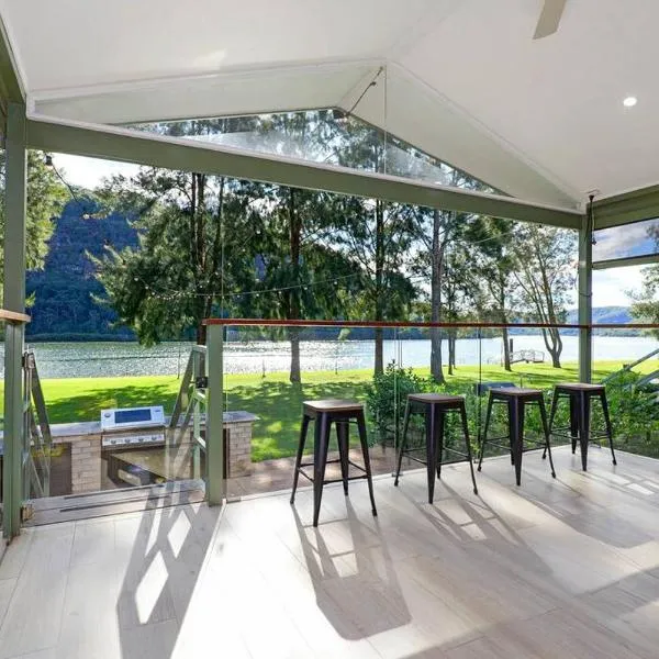 Tranquil villa by the river., hotel in Wisemans Ferry