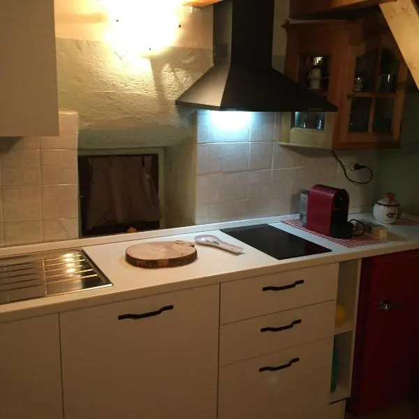 Ca' Rosina. Una casetta nel bosco., hotel v destinaci Ferraro di Monte Baldo