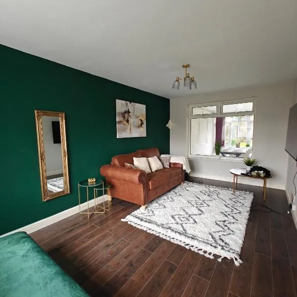NEC Stays - 4 BDR Driveway Parking x2- Spacious Solihull Home - 2 Living Rooms 2 King 3 Single 3 Sofabeds- Huge Garden- Mell Square, High Street, JLR BHX HS2 Site 10 mins to Birmingham- Work Stays By Samina, ARZ Stays, хотел в Солихъл