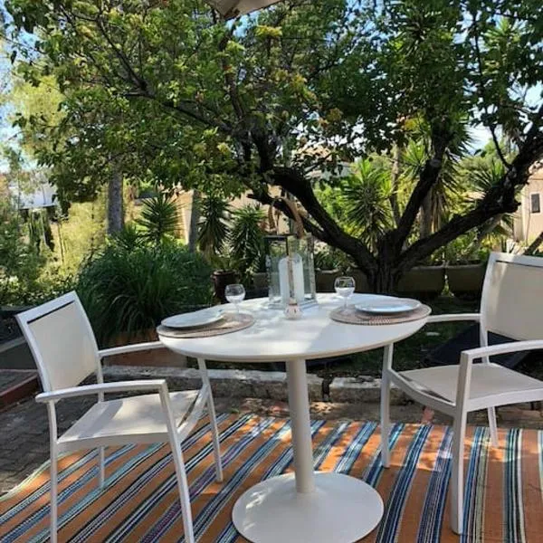 T2 - Rez de Jardin, proche de la mer, Hotel in Carqueiranne