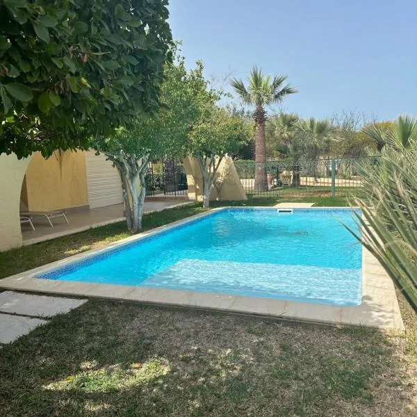Penthouse cosy avec piscine privée, hotel a La Marsa