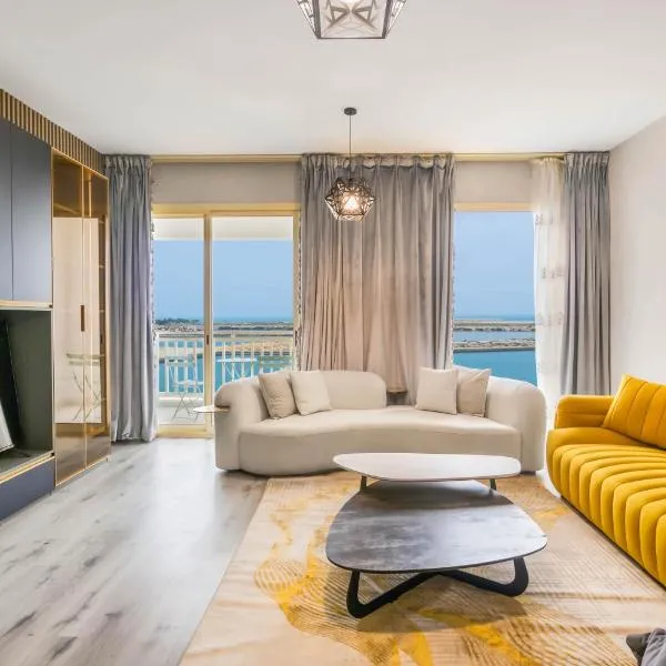 Water surrounded beautiful 2BR apartment, hotel in Ras al Khaimah