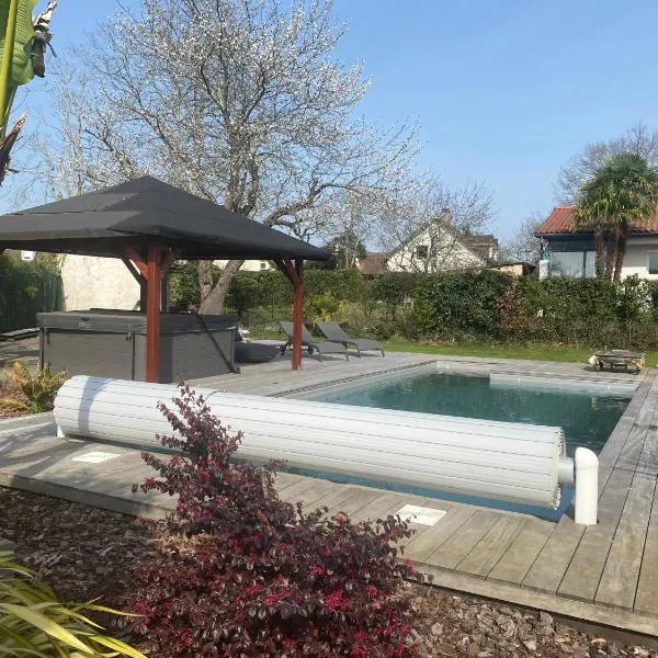 2 chambres dans villa avec spa et piscine, hotel in Idron