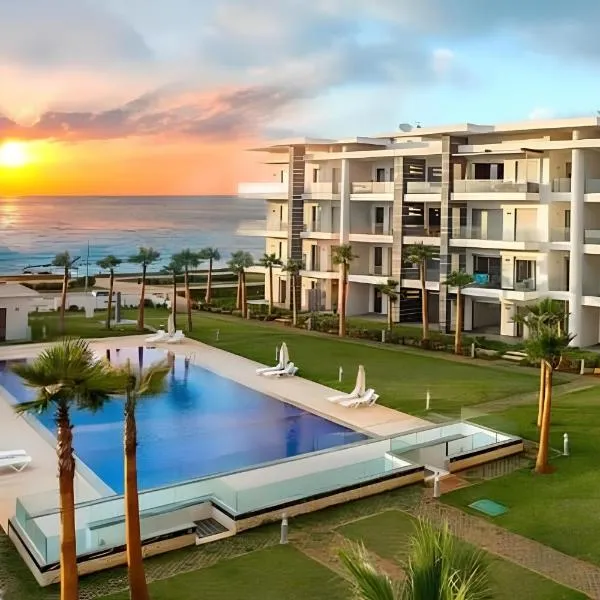 Appartement de luxe en bord de mer avec piscine, hotel in Ben Yakhlef