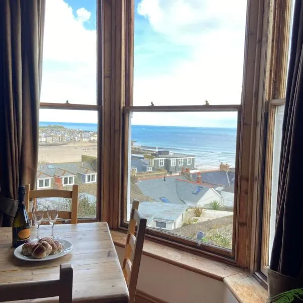 THE STONES a beautifully presented PRIVATE APARTMENT with far reaching VIEWS Over ST IVES HARBOUR and BAY and FREE ONSITE PARKING for LARGER GROUPS book along with our Connecting TWO SISTER APARTMENTS，聖艾夫斯的飯店