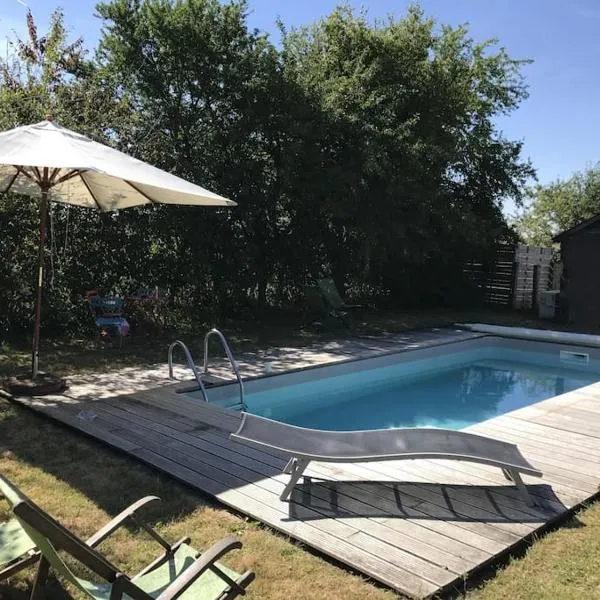 Maison de charme avec piscine, hotel in Vignoux-sous-les-Aix