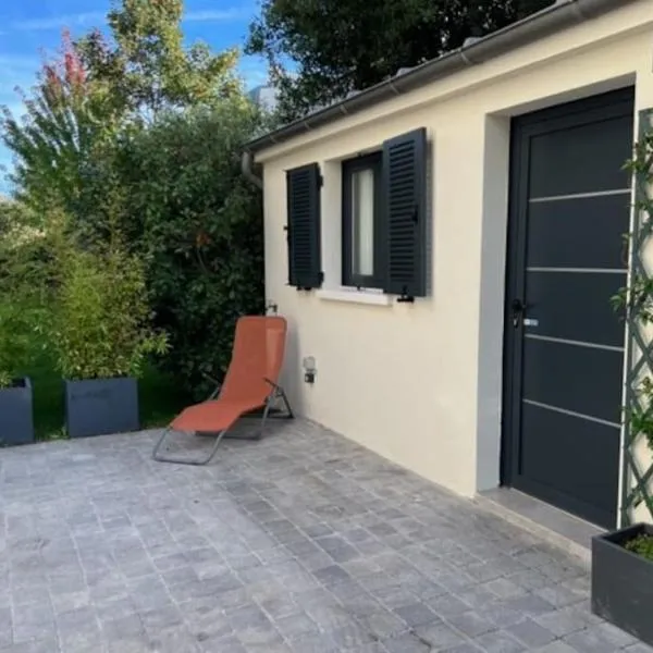 Studio neuf s/jardin, très calme – hotel w mieście Colombes