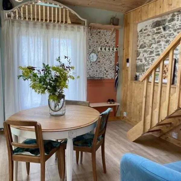 Logement atypique et charmant dans les marais, studio espace ouvert, hotel in Vue