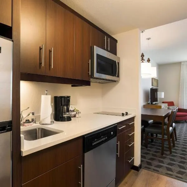 TownePlace Suites by Marriott San Mateo Foster City، فندق في مدينة فوستر