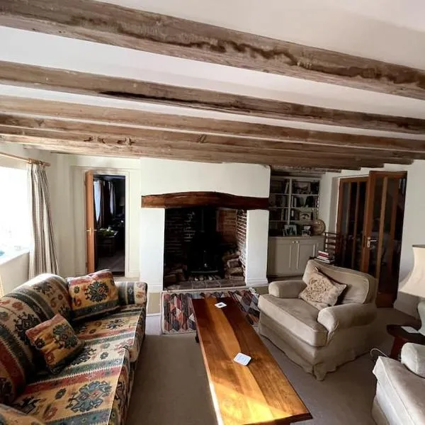 Spacious 4 bed family home near coast, hotel in North Creake