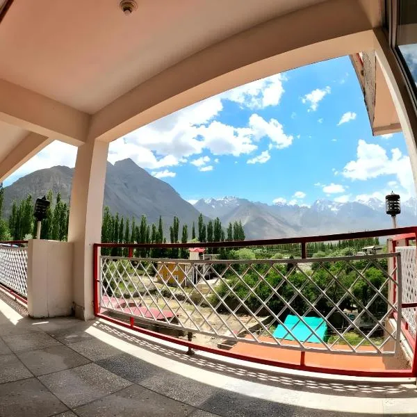 ์ค์นด๋ฅด๋์ ์์นํ ํธํ
Baltistan Continental