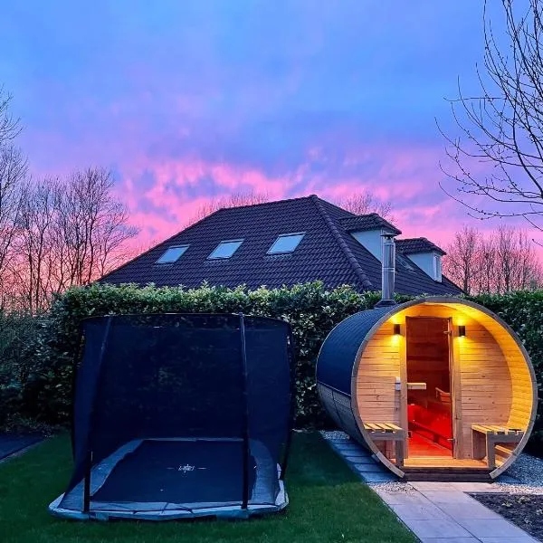 Newly renovated luxurious Villa / hottub / sauna / 7 bedrooms, hotel v destinaci Zeewolde