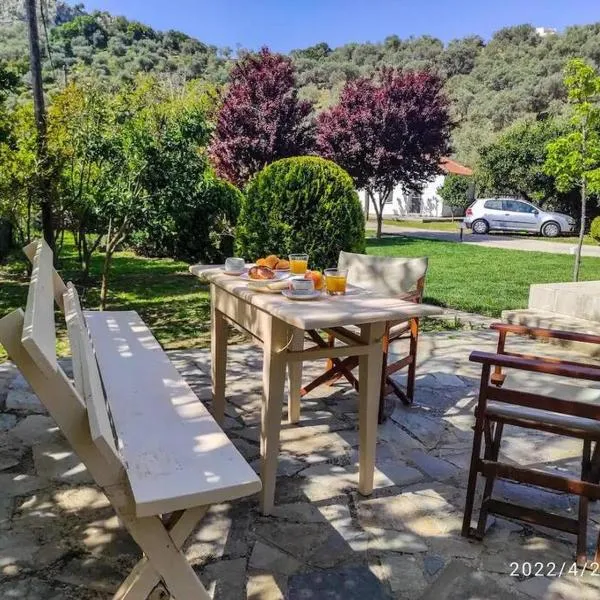 Garden Ηouse 3, готель у місті Пломаріон