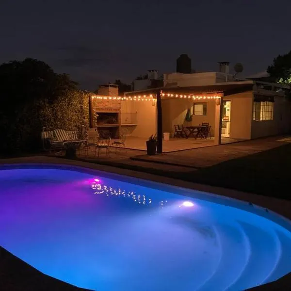 Casa con piscina para 8 personas, hotel in Mercedes