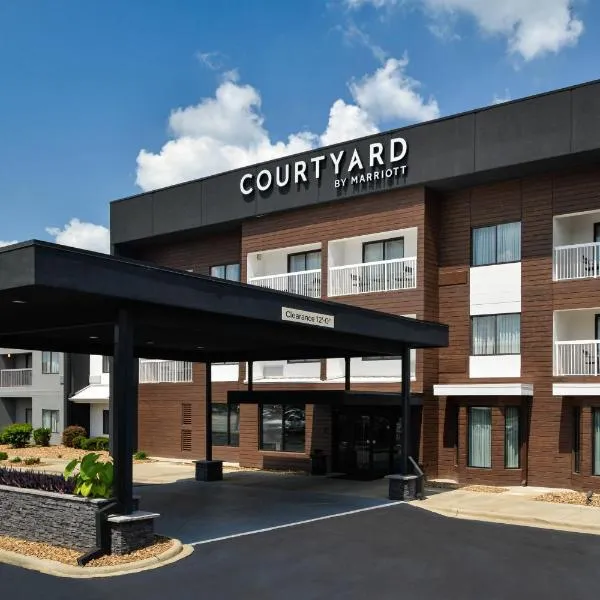 Courtyard by Marriott Charlotte Matthews، فندق في مونرو