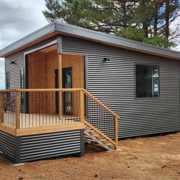 Glossy Black Cabin、Parndanaのホテル