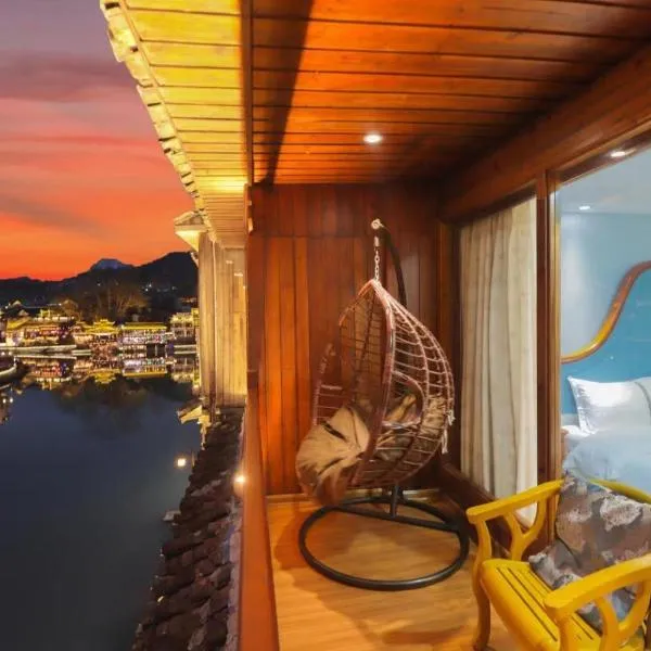 Fenghuang Ancient Town Lazy Cat Riverside Inn, hotel v destinaci Feng-chuang