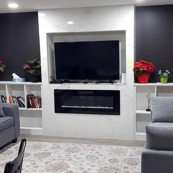 Cozy 2-Bedroom Basement Guest Suite with Private Entrance and Proximity to the Airport, ξενοδοχείο στο Έντμοντον