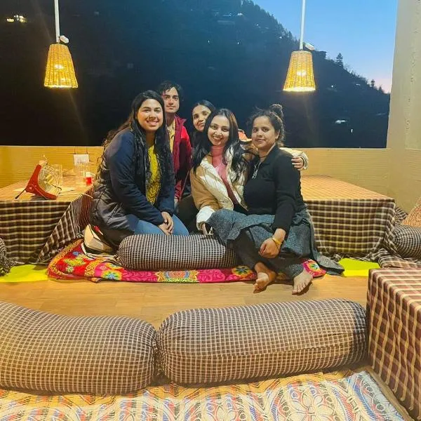 Pyare Cafe Cottages And Tents, hotel v destinaci Gushaini