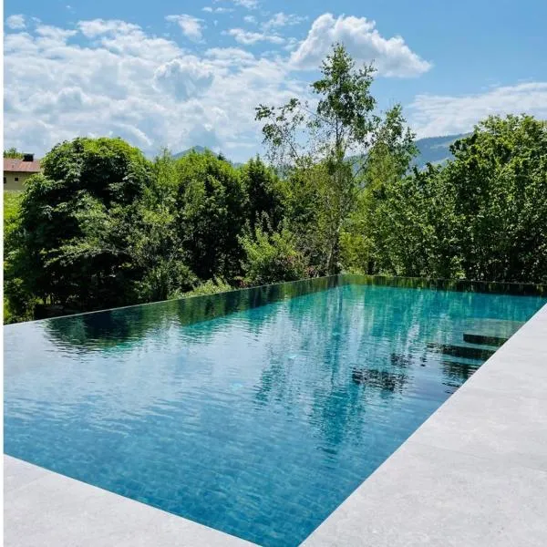 place2be - with infinity pool, hotel v destinaci Faistenau
