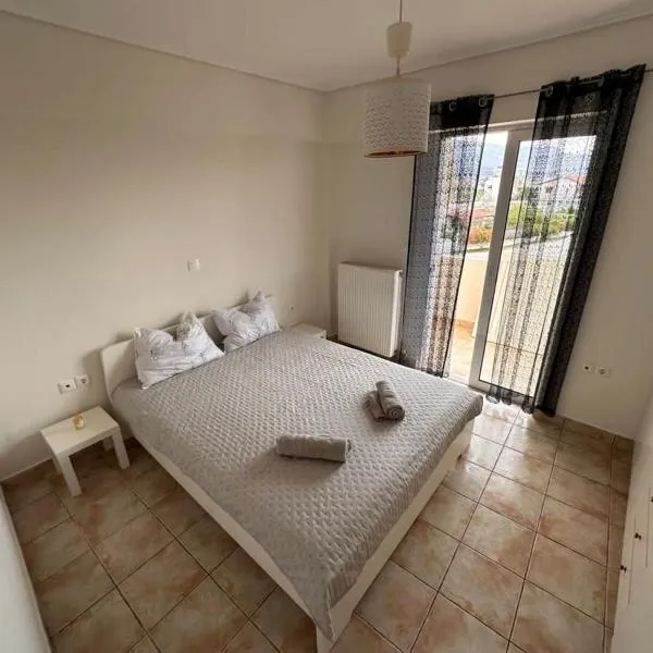 VerGian Brand New Spacious Apt at Agioi Theodoroi, hotel in Agioi Theodoroi