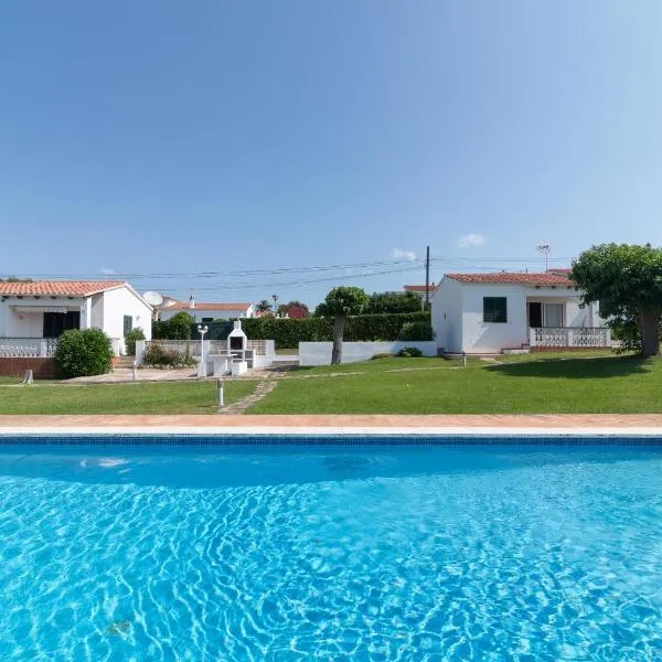 New familiar lovely apartment in Cala en Porter، فندق في كالا إن بورتر