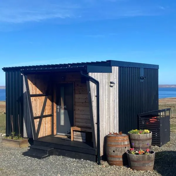 Unique luxurious cabin on sea view working croft, hotel in Garrabost