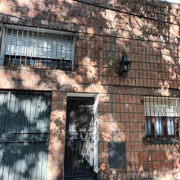 La Casa de al Lado con Garage !!!, hotel in La Plata