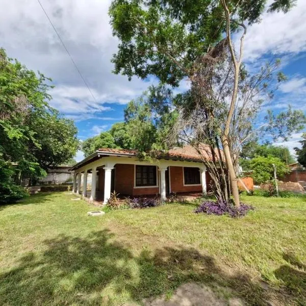 Casa familiar estilo colonial a metros del lago、サン・ベルナルディーノのホテル