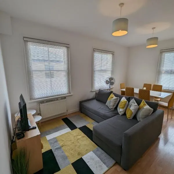 2 bedroom apartment in Gravesend 10 mins walk from train station with free parking, hôtel à Gravesend