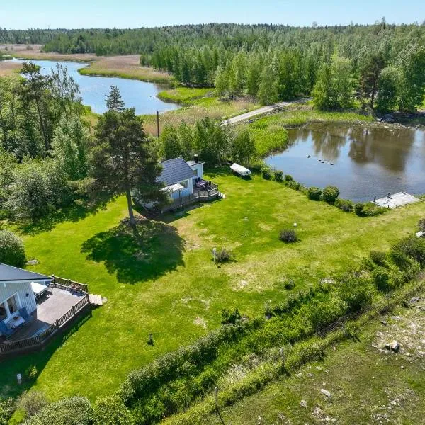 House and guest house with sauna by the sea, hotel in Närpiö