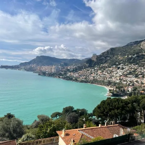 Aux portes de Monaco superbe T3 vue mer, hotell i Roquebrune-Cap-Martin