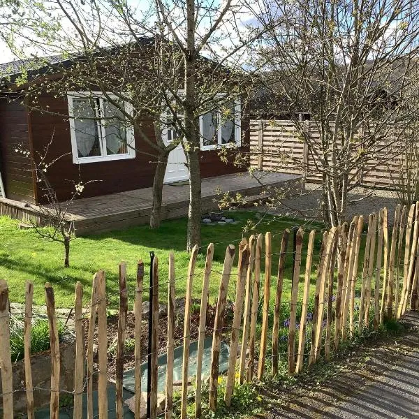 Chalet Charmant Monika avec Piscine, hôtel à Yvoir