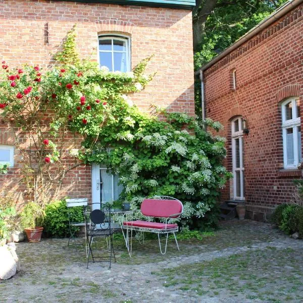 Ferienwohnung Buchholz an der Müritz mit großem Naturgarten, hotel en Buchholz