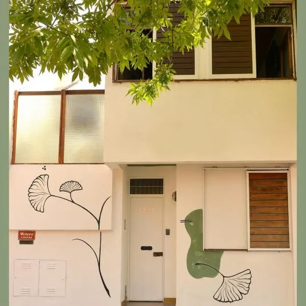 Ginkgo Hostel La Plata, מלון בMelchor Romero