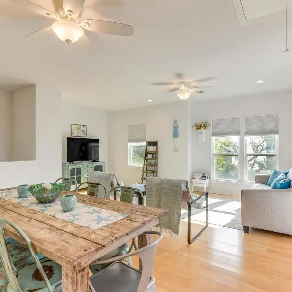 Seabrook Getaway with Balconies and Bay Views!, hotel in Seabrook