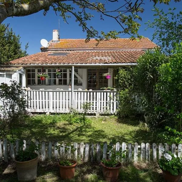 Atypical house near ARLES, Camargue, hotel in Fourques