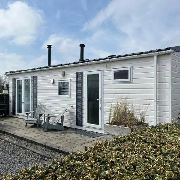 Chalet + tiny house nabij strand, hotell i Callantsoog