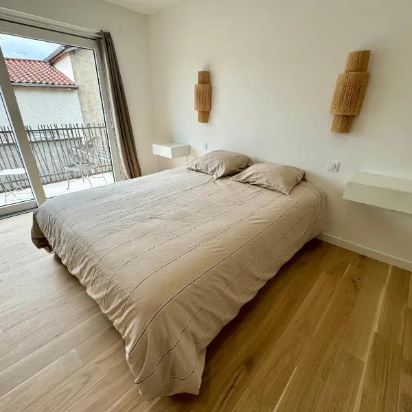 Studio suite climatisé avec balcon, kitchenette équipée, douche, baignoire, wc et bureau, hótel í Genay