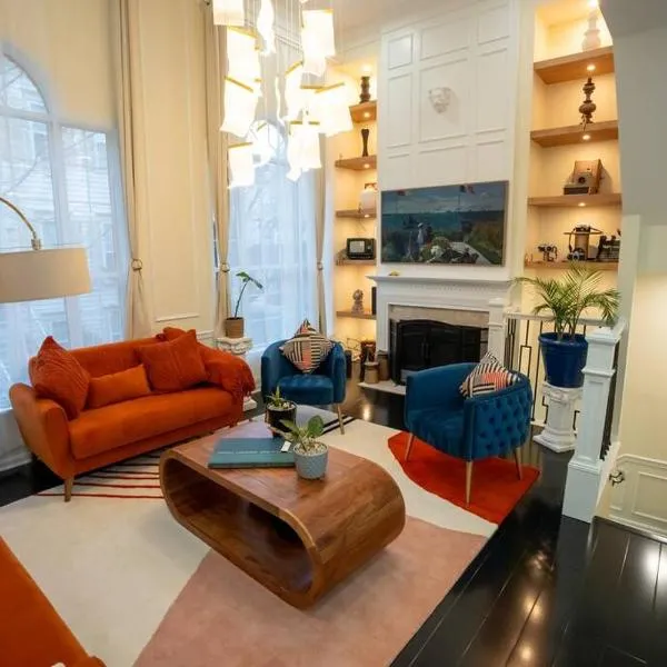 Luxury Townhome Minutes From DC, hotel in Alexandria